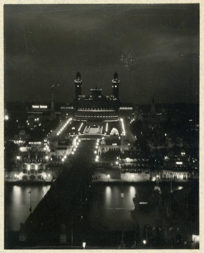 Exposition Universelle de 1900: le Trocadéro illuminé la nuit