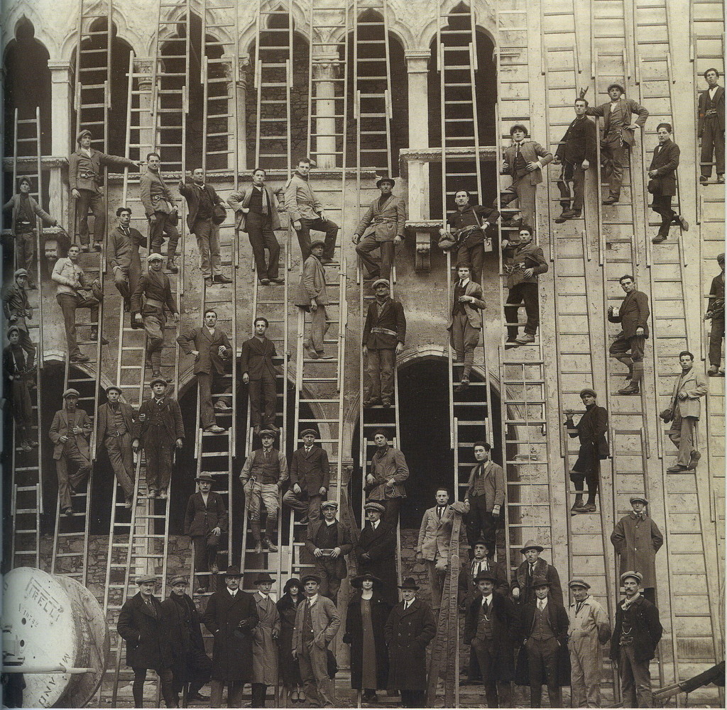 Verona, squadra di operai e tecnici per la posa di linee aeree,1925