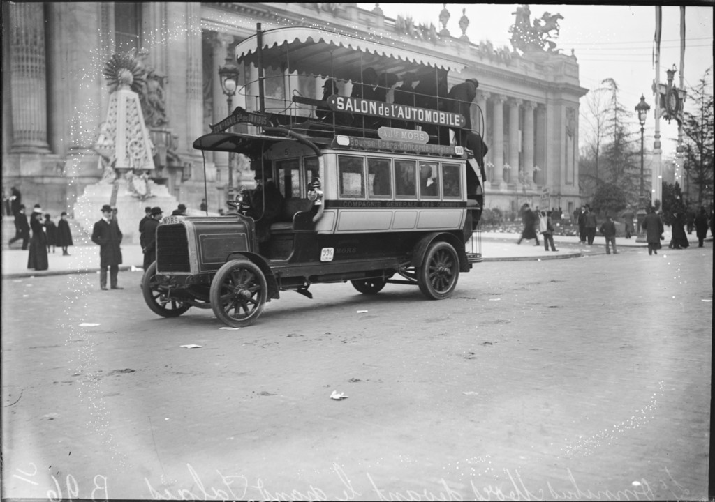 L'omnibus Mors devant le Grand Palais desservant le salon de l'automobile