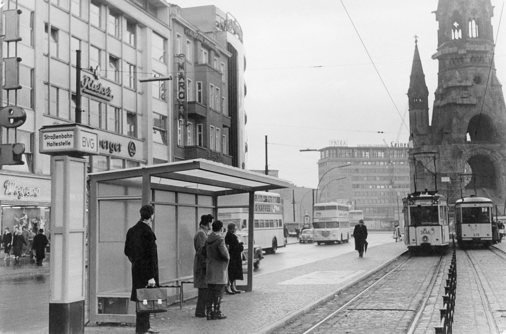 Strassenbahnhaltestelle (Linie 25 / 2) an der Gedächtniskirche