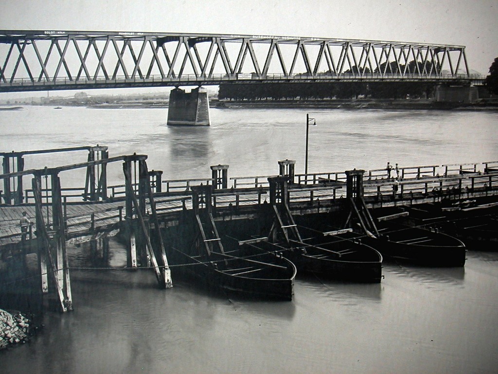 Die alte Pontonbrücke und die neue Eisenbahnbrücke in Speyer 1938