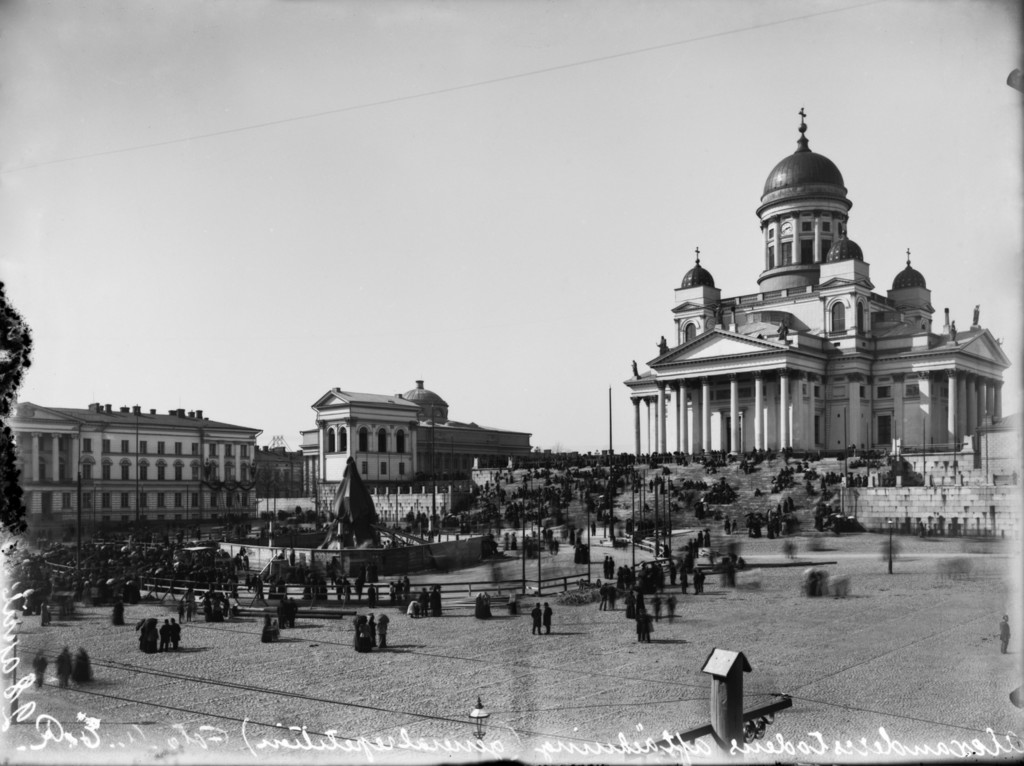The day before the opening of the monument to Alexander II at Senaatintori