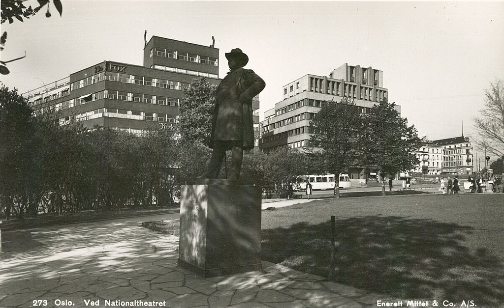 Statue av Johannes Brun ved Nationaltheateret