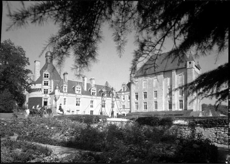 Château de Touffou. Donjon et aile de la tour Saint-Georges