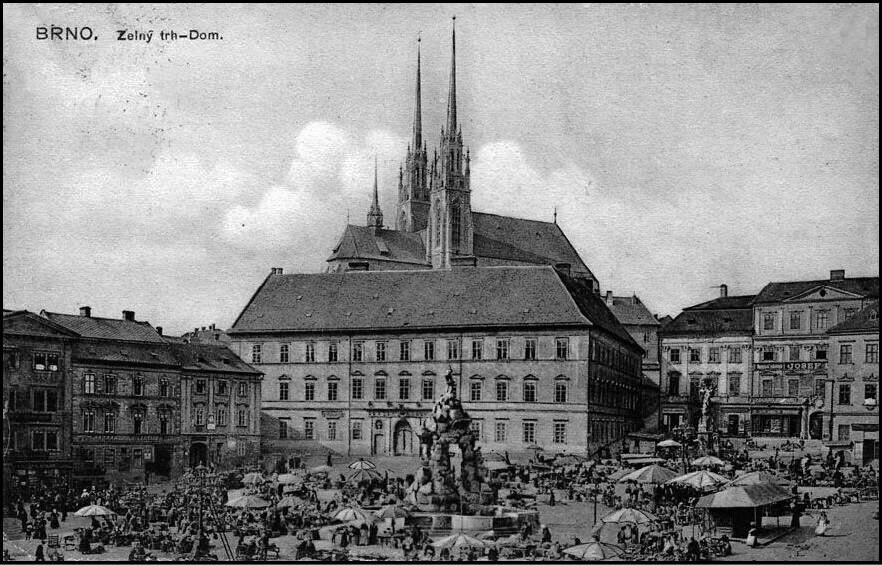 Brno, Zelný trh, Horní část náměstí a věže Petrova