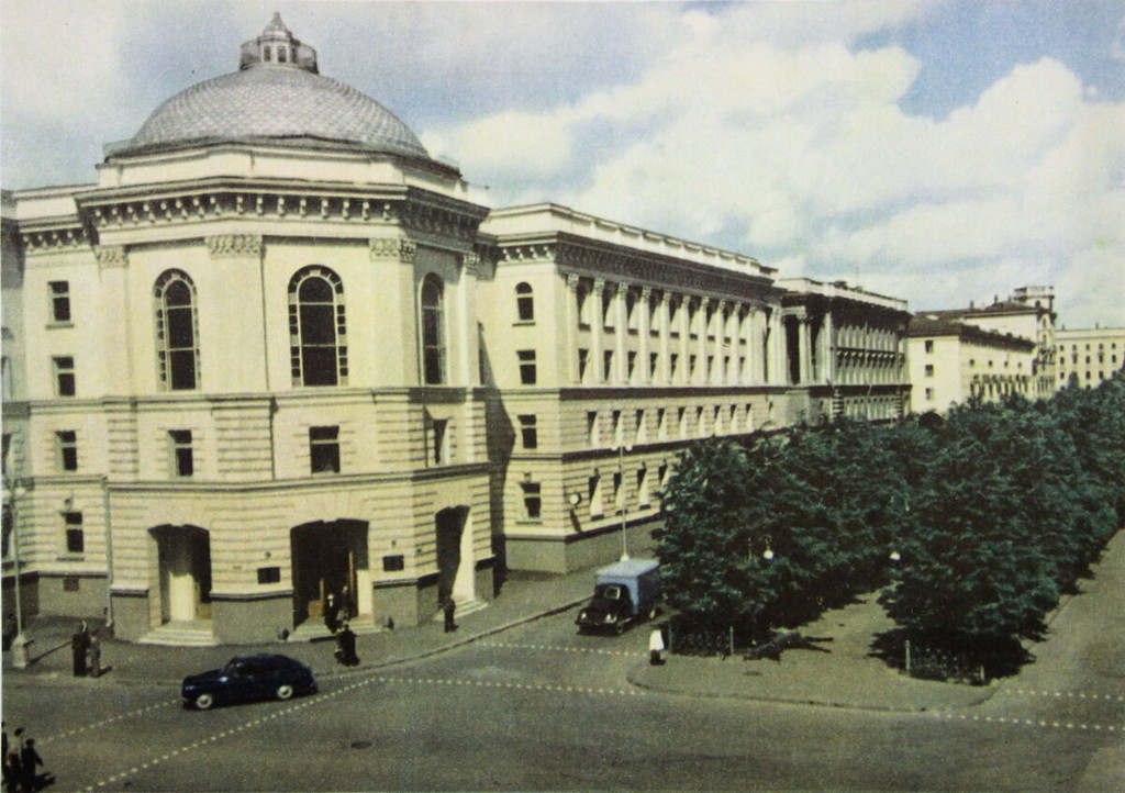 Здание обкома КПБ на перекрестке улиц Кирова и Комсомольской
