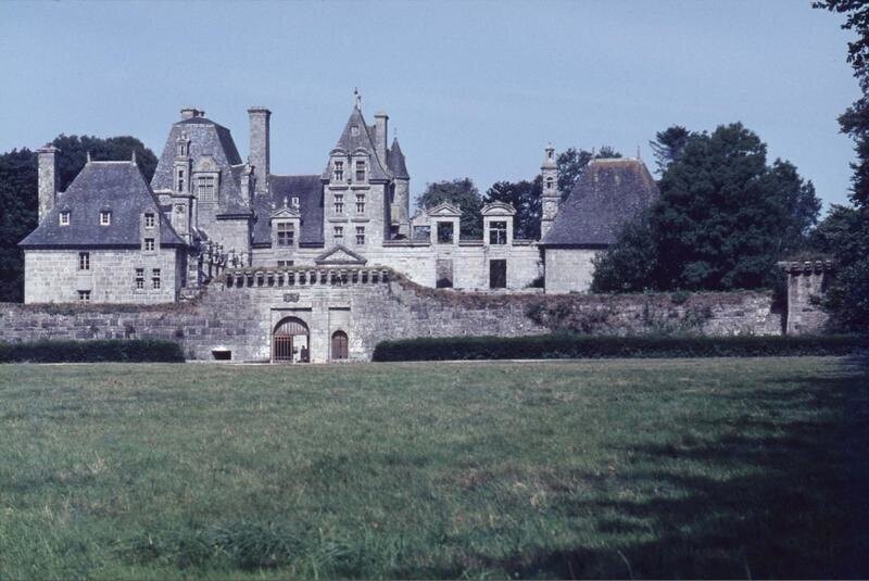 Château de Kerjean: ensemble côté de l'entrée et du pont-levis