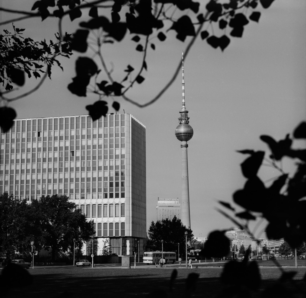 Fassade des Außenministeriums und der Fernsehturm