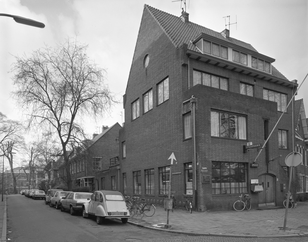 Het Bijpostkantoor Oudegracht 427 links de huizen Bijlhouwerstraat 1-hoger