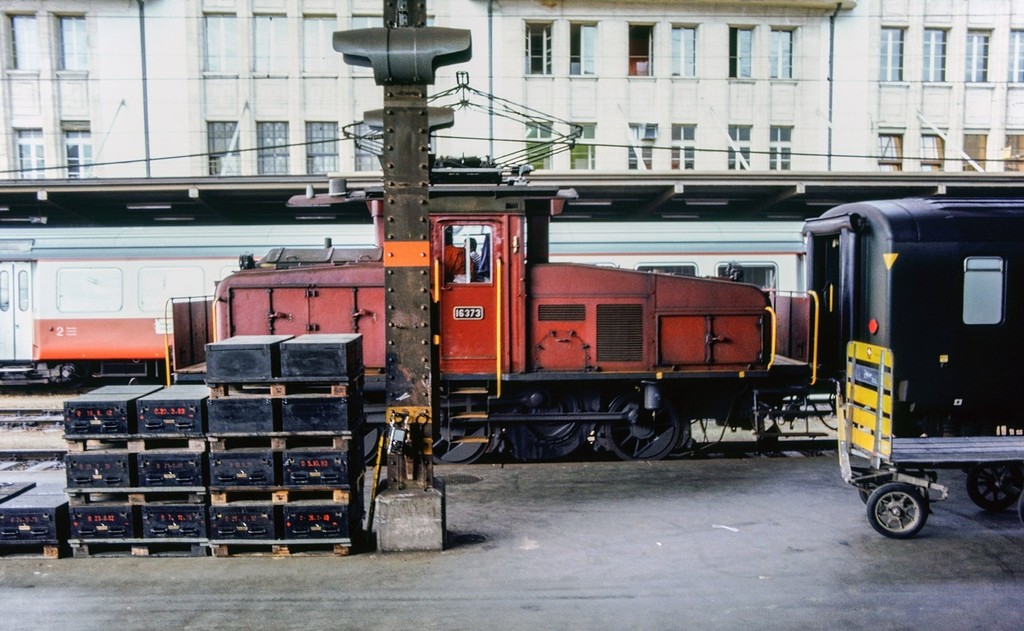Locomotive de manoeuvre série Ee 3/3 en gare de Lausanne