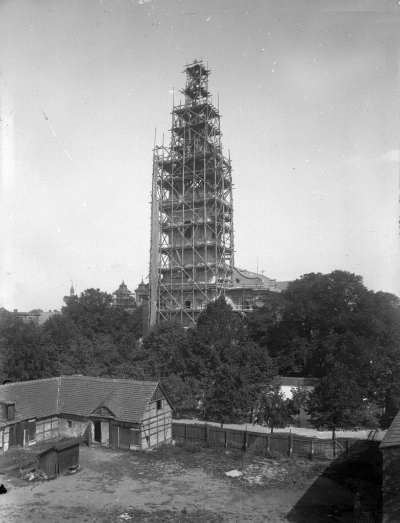 Wieża kościoła Krzyża w Lesznie podczas rekonstrukcji hełmu