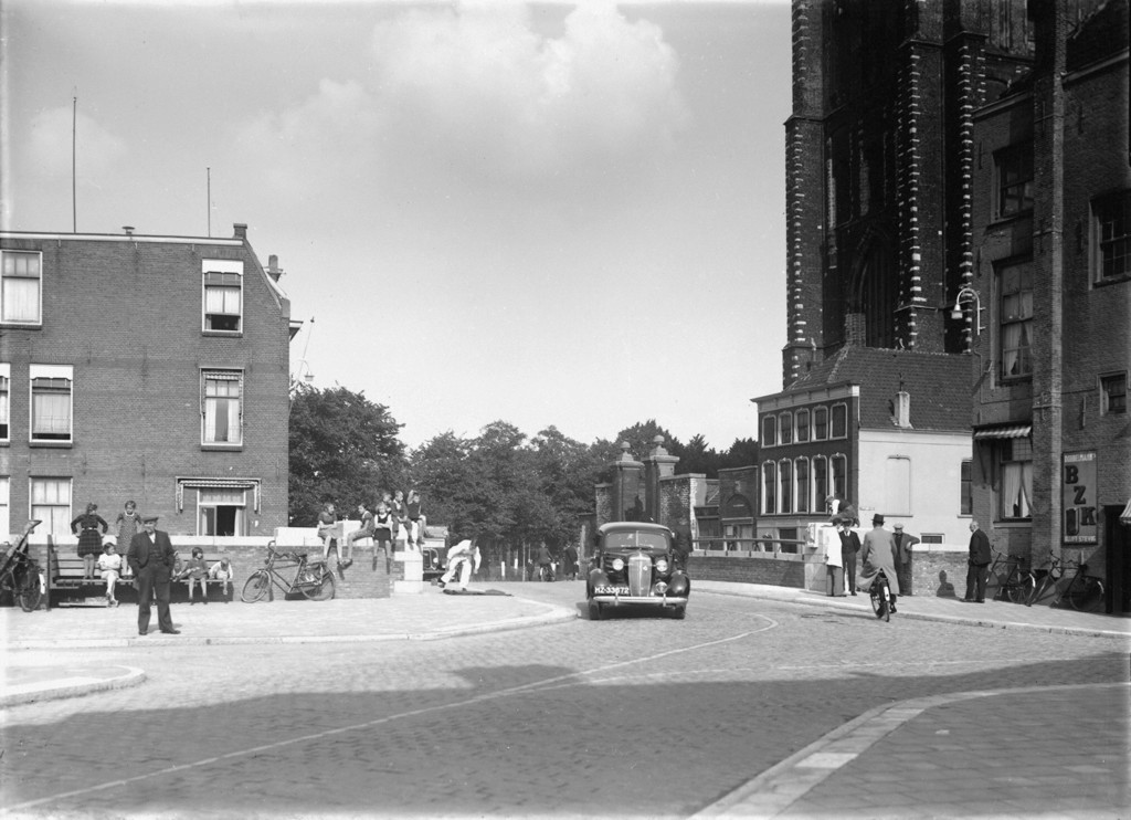 Dordrecht. De Leuvebrug vanaf de Prinsenstraat in de richting van de Lange Geldersekade