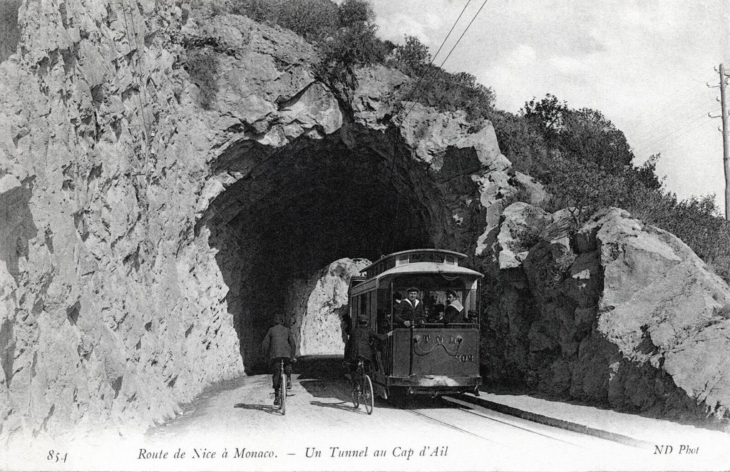 Route de Nice à Monaco. Tunnel au Cap d'Ail
