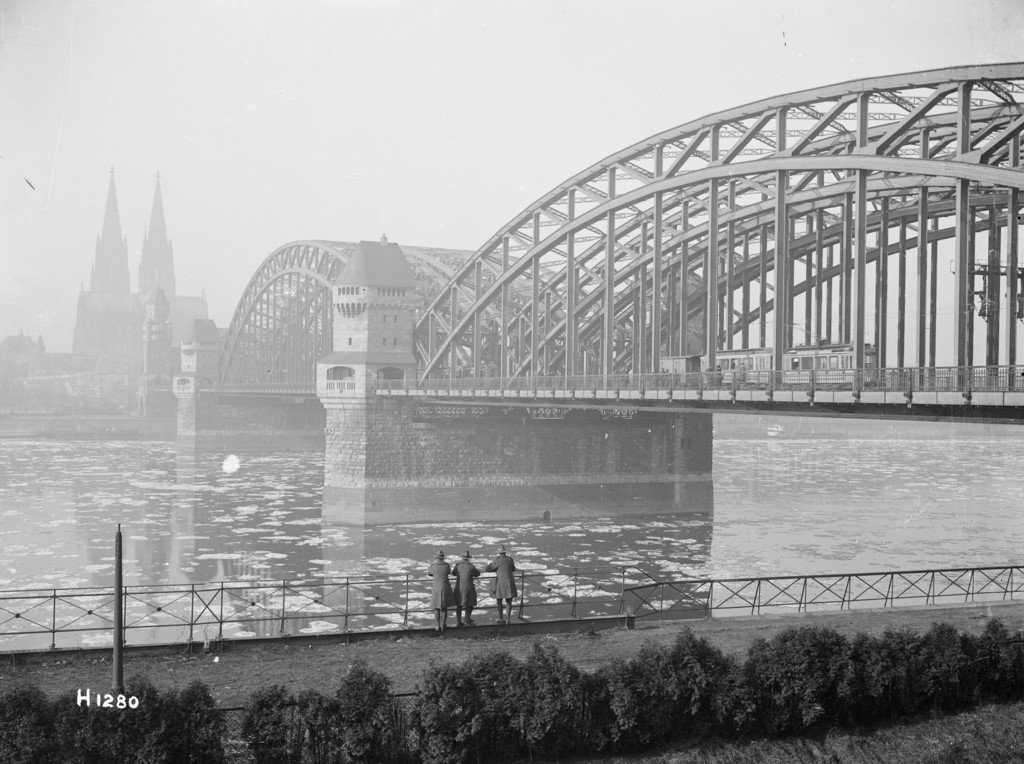 Neuseeländische Soldaten, die in Richtung der Hohenzollern Bridge blicken