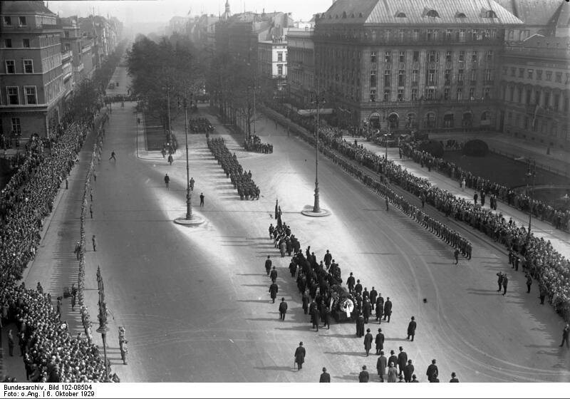 Die Beerdigung von Gustav Stresemann. Berlin. Trauerzug für Gustav Stresemann