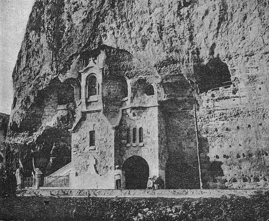 Монастир в скелі