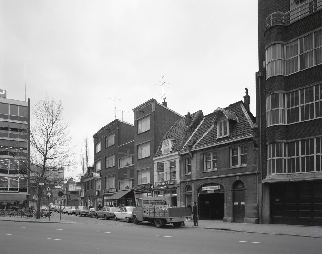 Gezicht op de panden St. Jacobsstraat 5 (rechts) – 19, met links de Rozenstraat