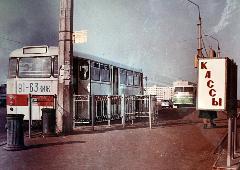 Кінцева зупинка автобуса біля ст.м.Комсомольская