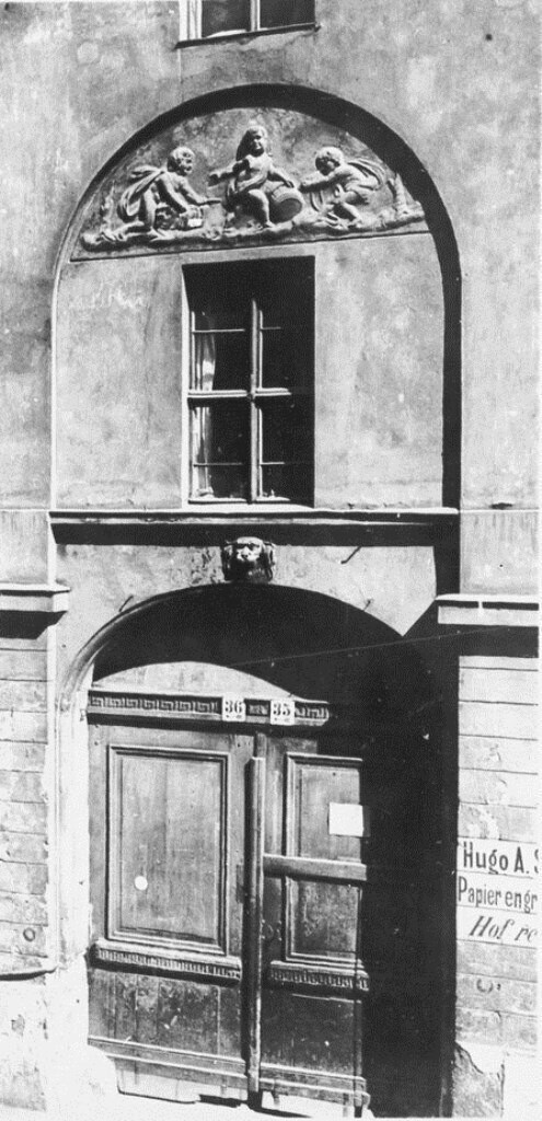 Petristraße 35-36: Relief über Hauseingang
