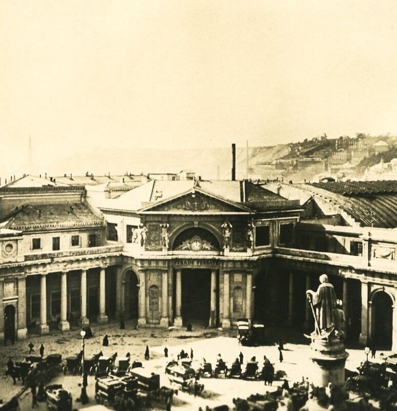 Monumento a Colombo e alla vecchia stazione di Genova