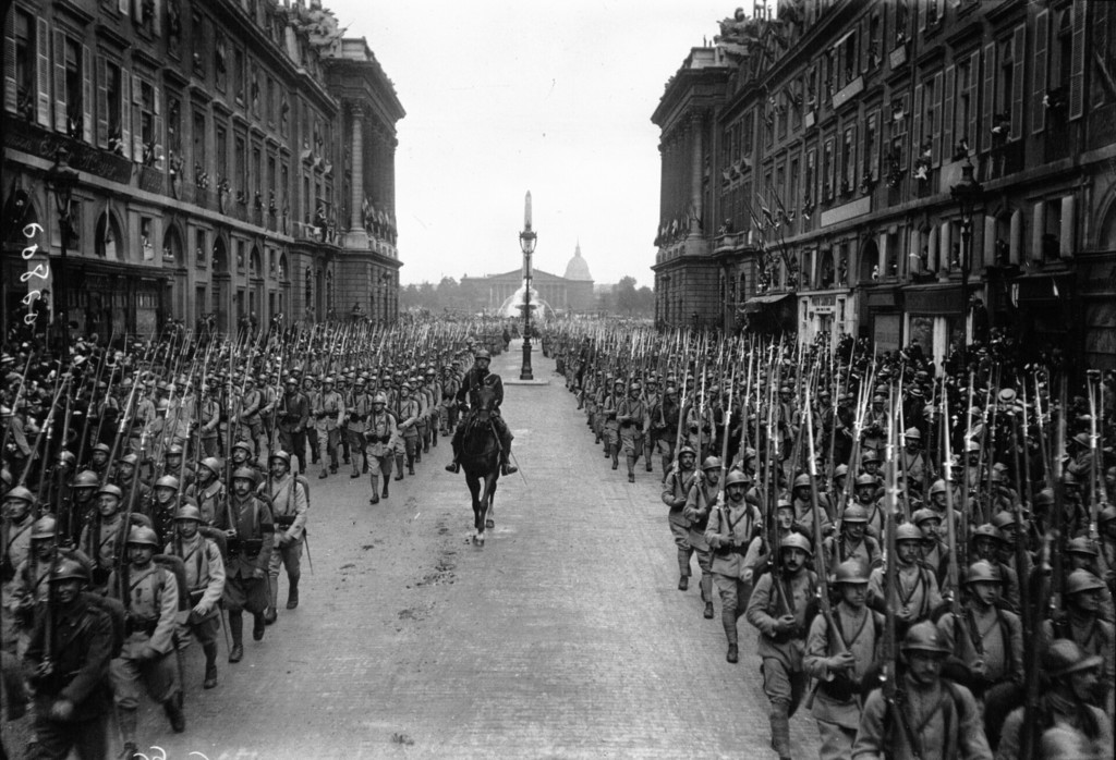 Le 14 juillet: l'infanterie défile rue Royale