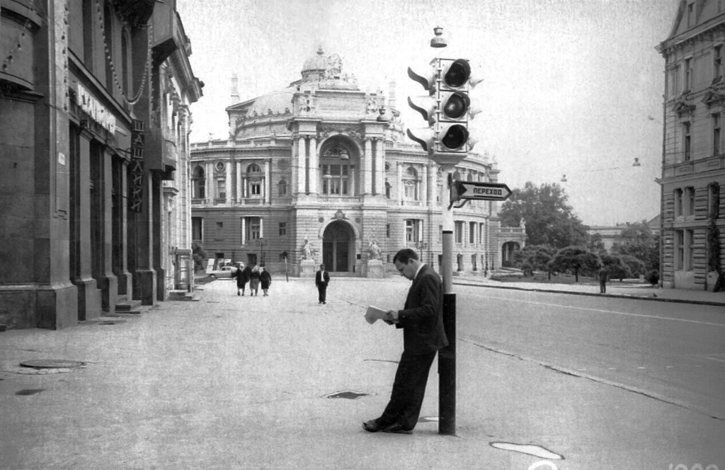 Вид на Оперний театр з перехрестя Дерибасівській і вулиці Леніна (Рішельєвській)