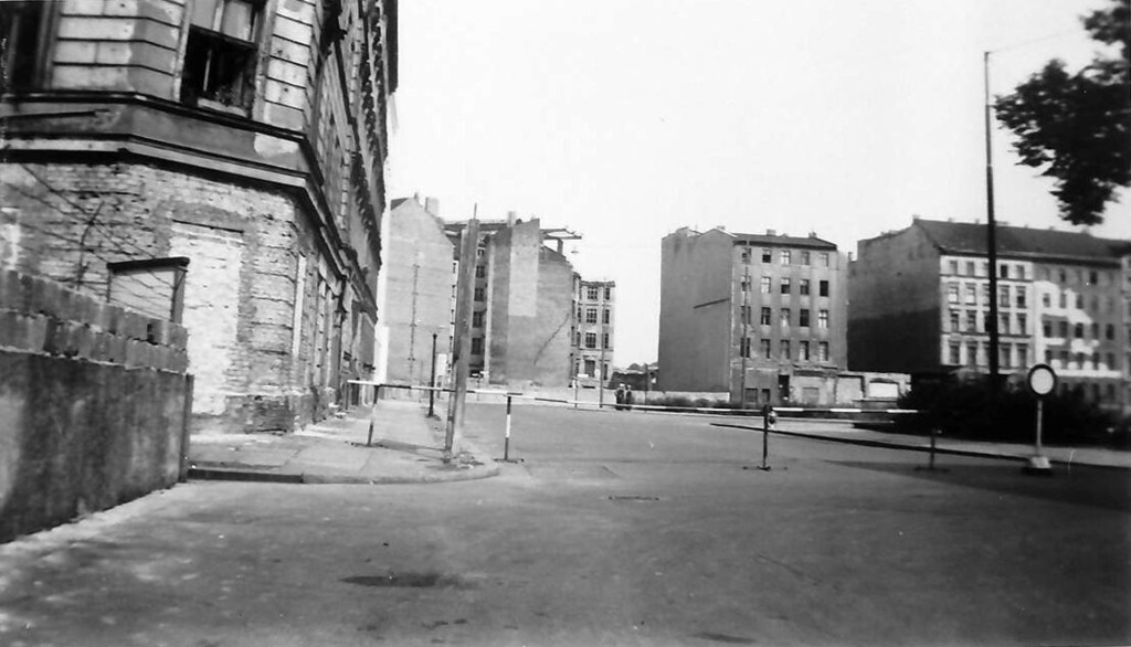Berliner Mauer an der Luckauer Straße, Blick von der Kreuzung Sebastianstraße