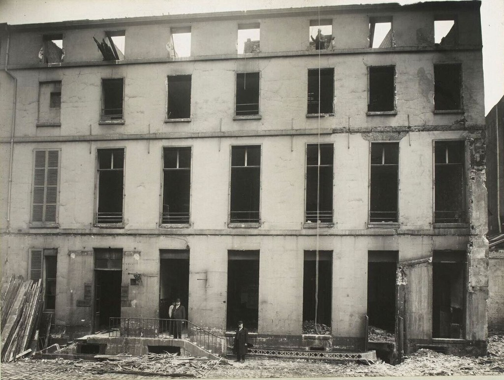 Démolition d'un bâtiment donnant sur une cour, 43 rue des Francs-Bourgeois