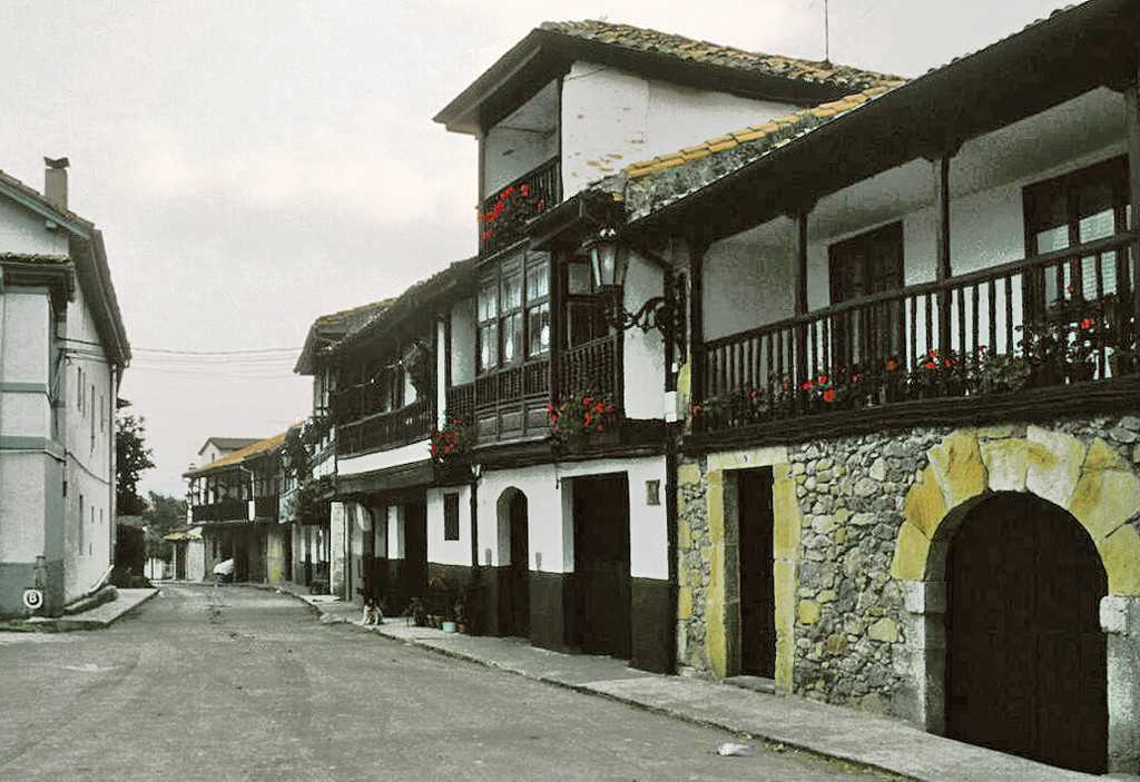 Escalante, Una calle con casas típicas