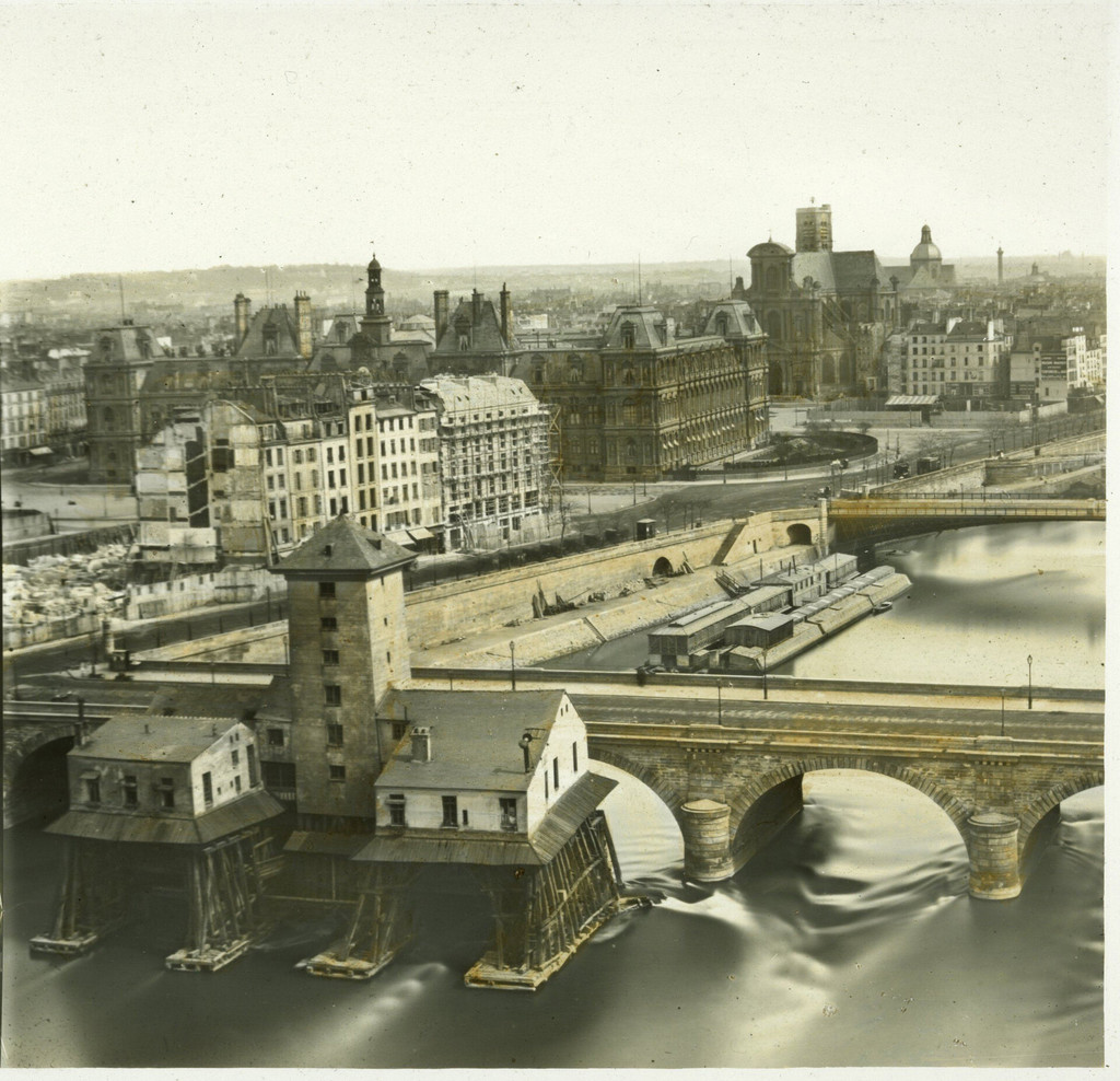 Vue sur la Seine avec ponts et Hôtel de Ville