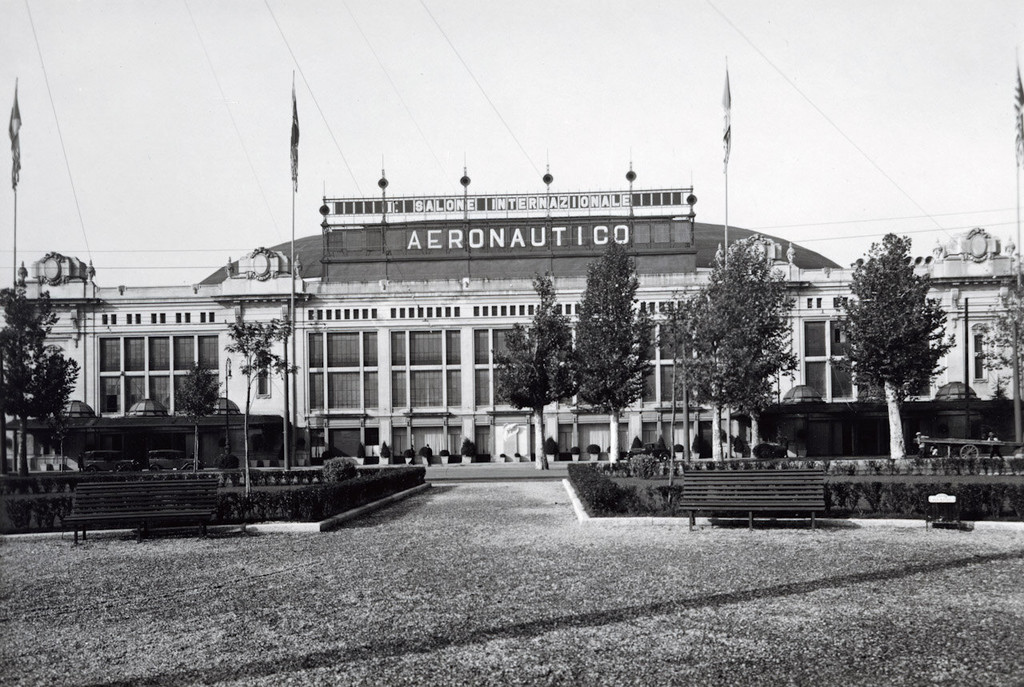 Veduta esterna del Palazzo dello Sport, sede del Salone Internazionale Aeronautico del 1935