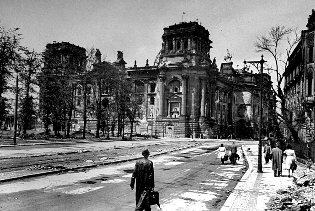 Eine geräumte Straße in der Nähe des Reichstagsgebäudes. Berlin. Reichstagsgebäude