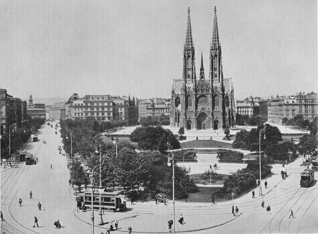 Maximilianplatz mit Blick auf die Votivkirche