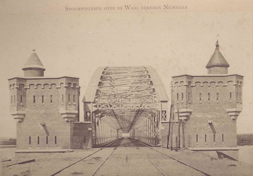 Nijmegen. Spoorwegbrug over de Waal