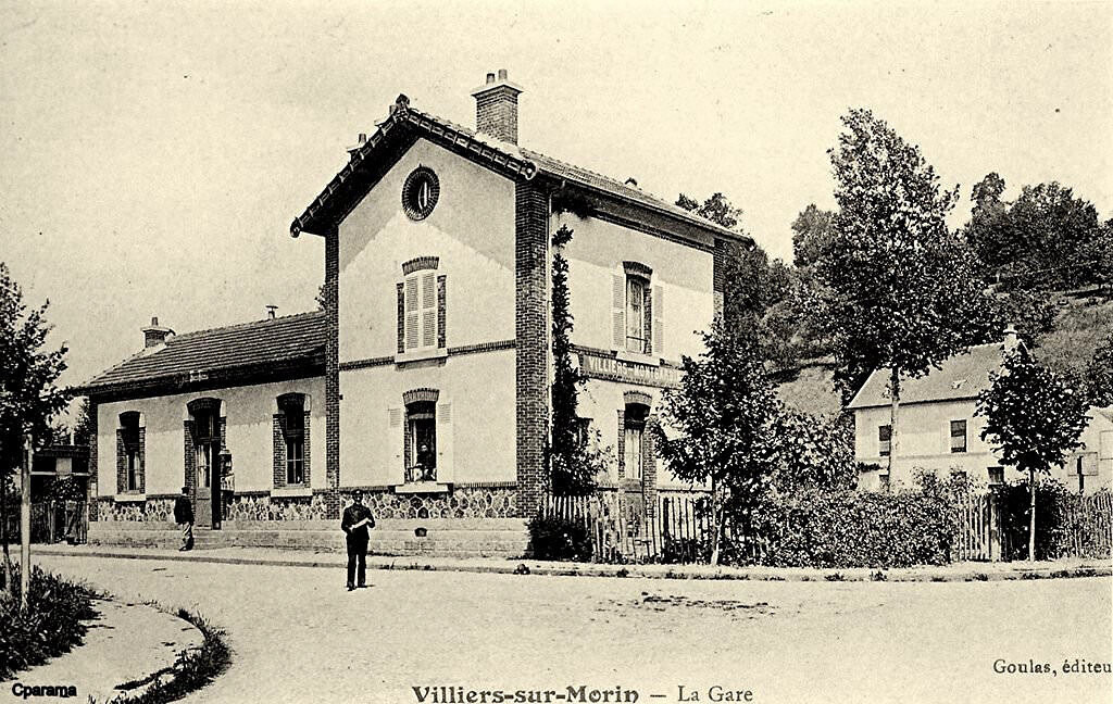 La cour de la gare de Villiers-Montbarbin