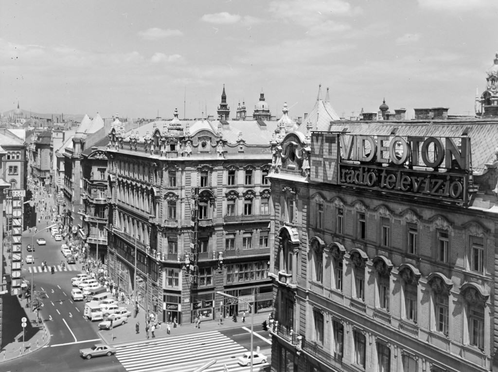 Kilátás a Váci utca felé, jobbra a Szabad sajtó út mellett a Klotild paloták
