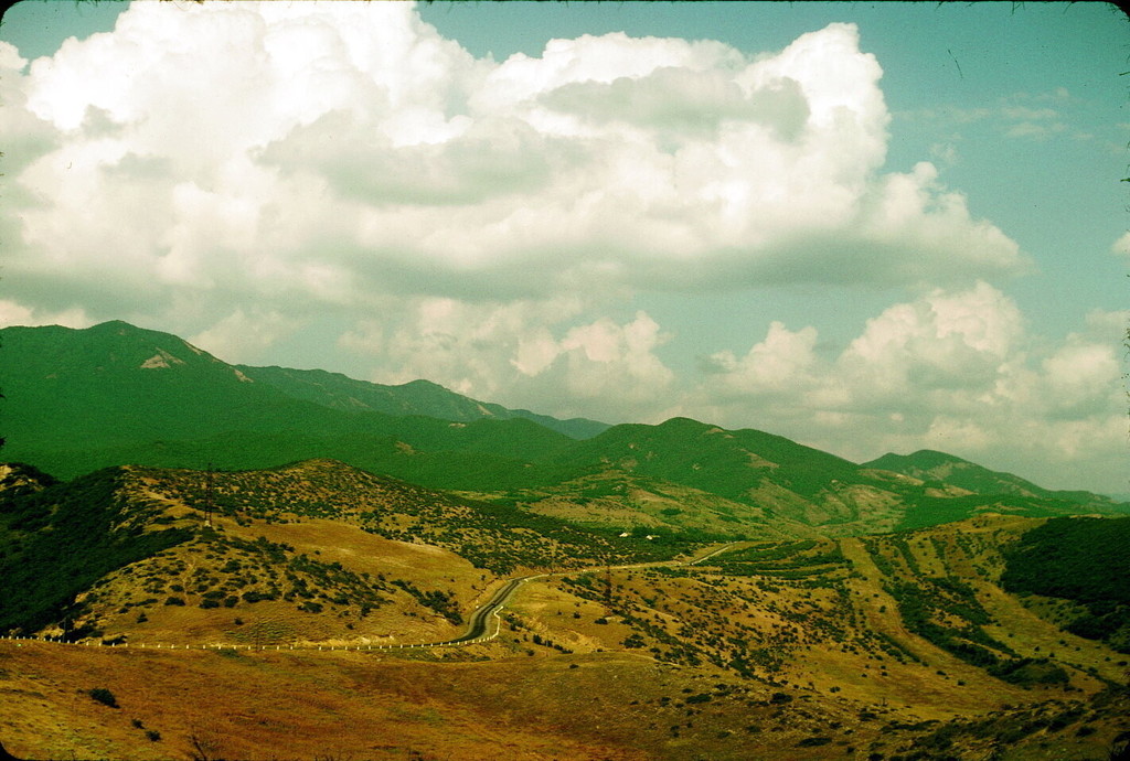 Road to ორჯონიკიძე. მთები ჯვარში