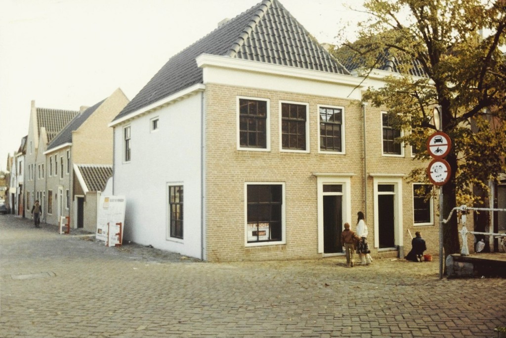 De hoek Kooltuin (rechts) - Torenburg. Op de hoek nieuwbouw