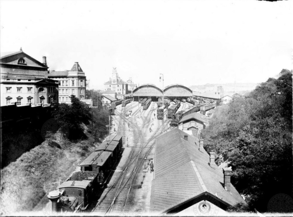 Pohled na vlaky a nádraží císaře Františka Josefa I