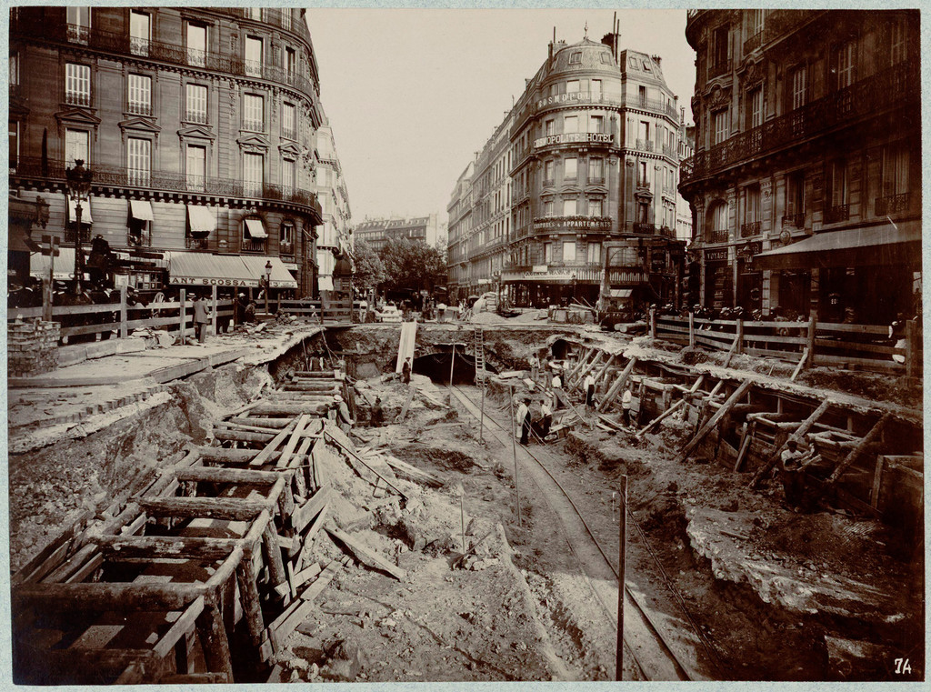 Station Gare Saint-Lazare. Déblaiement après construction préalable des piédroits en souterrain