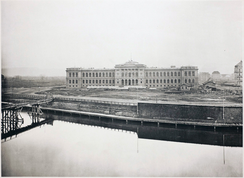 Le Palais Universitaire en construction