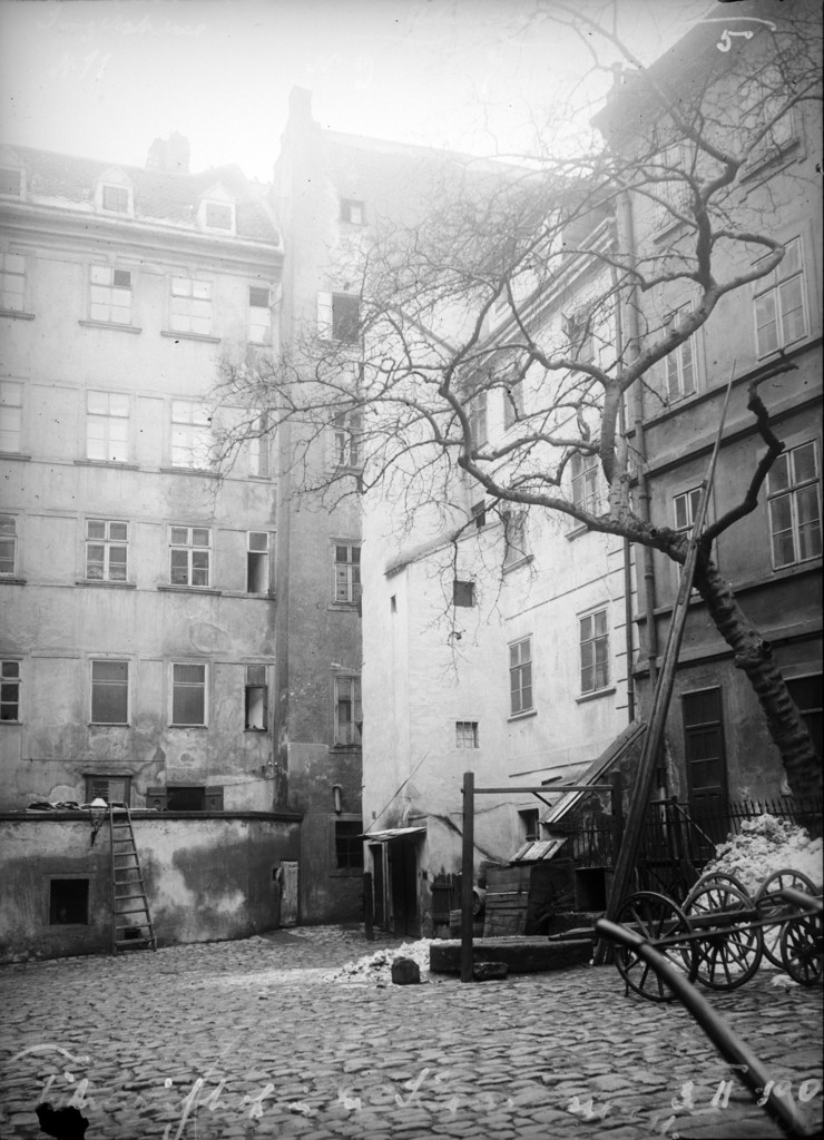 Singerstraße. Hof von Haus Nr. 11 (Fähnrichhof). Rückfront der Häuser Blutgasse Nr. 9, 7, 5