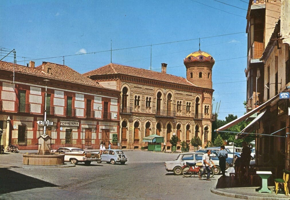 Plaza de la Constitución, Mora