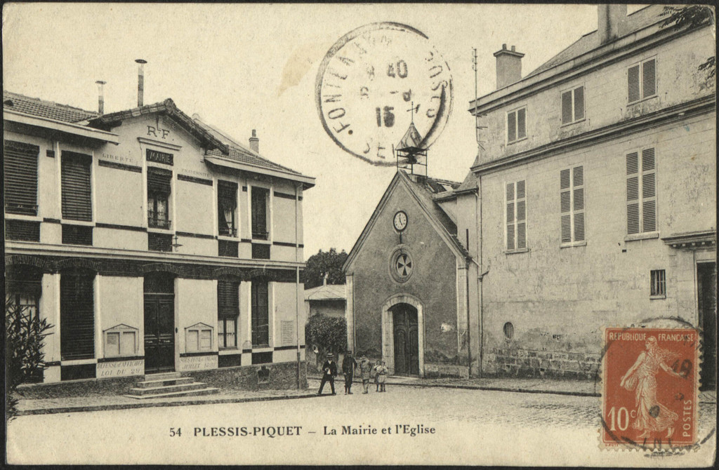 Plessis-Piquet. La Mairie et l'Eglise