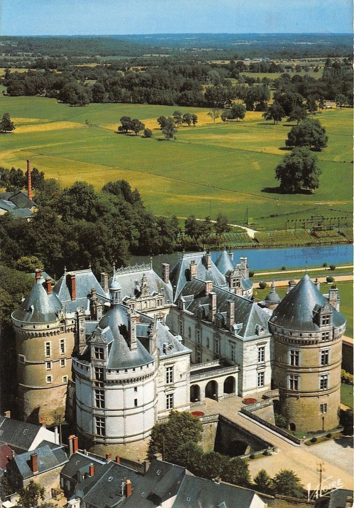 Le Lude. Vue aérienne du château: l'entrée. A droite, le Loir