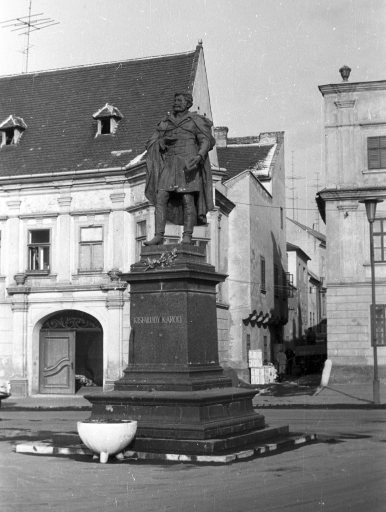 Bécsi kapu (Köztársaság) tér, Kisfaludy Károly szobra