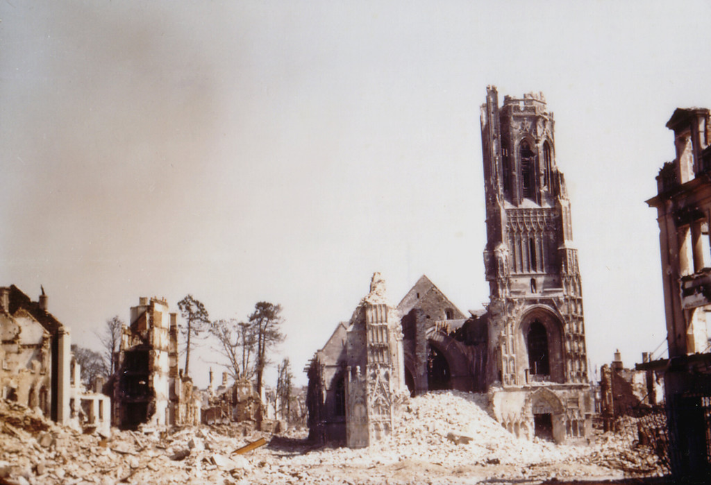 Libération de Saint-Lô - les ruines de l'église Notre Dame