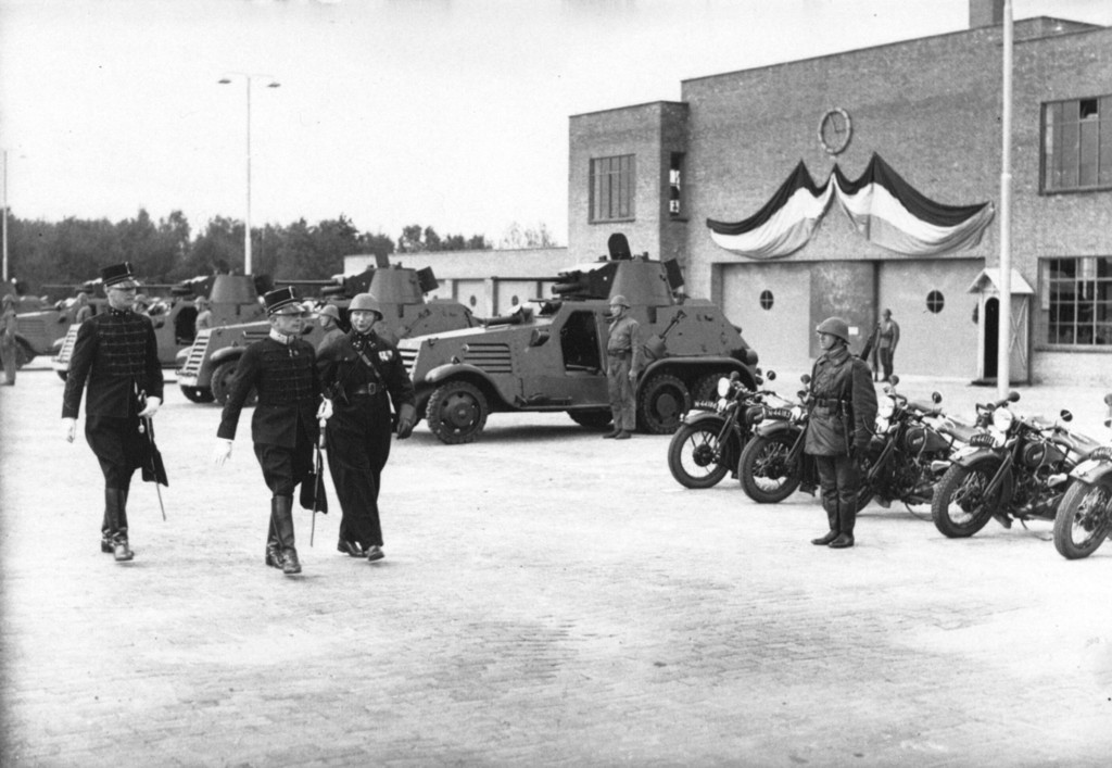 Officiële opening van de gebouwen van het 1e Eskadron Pantserwagens in de Frederik Hendrik kazerne
