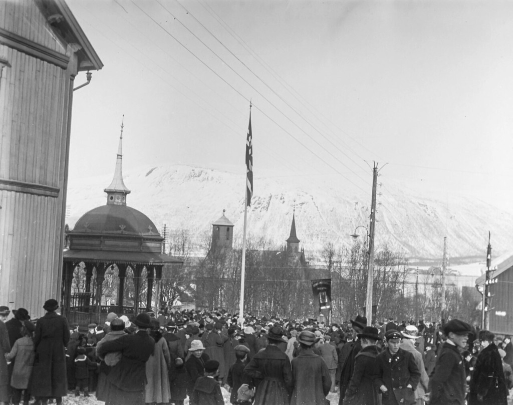 Folkemengde ved musikkpaviljongen i Tromsø
