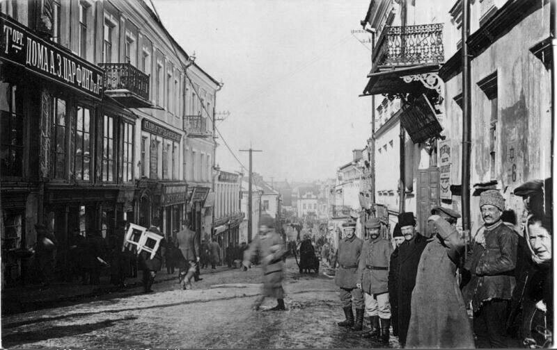 Выгляд Школьнай вуліцы ад плошчы Свабоды (былой Саборнай) у перыяд нямецкай акупацыі